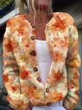 Nicole | Kunstdruck mit Ahornblättern im Herbstdesign – Strickjacke mit Knöpfen
