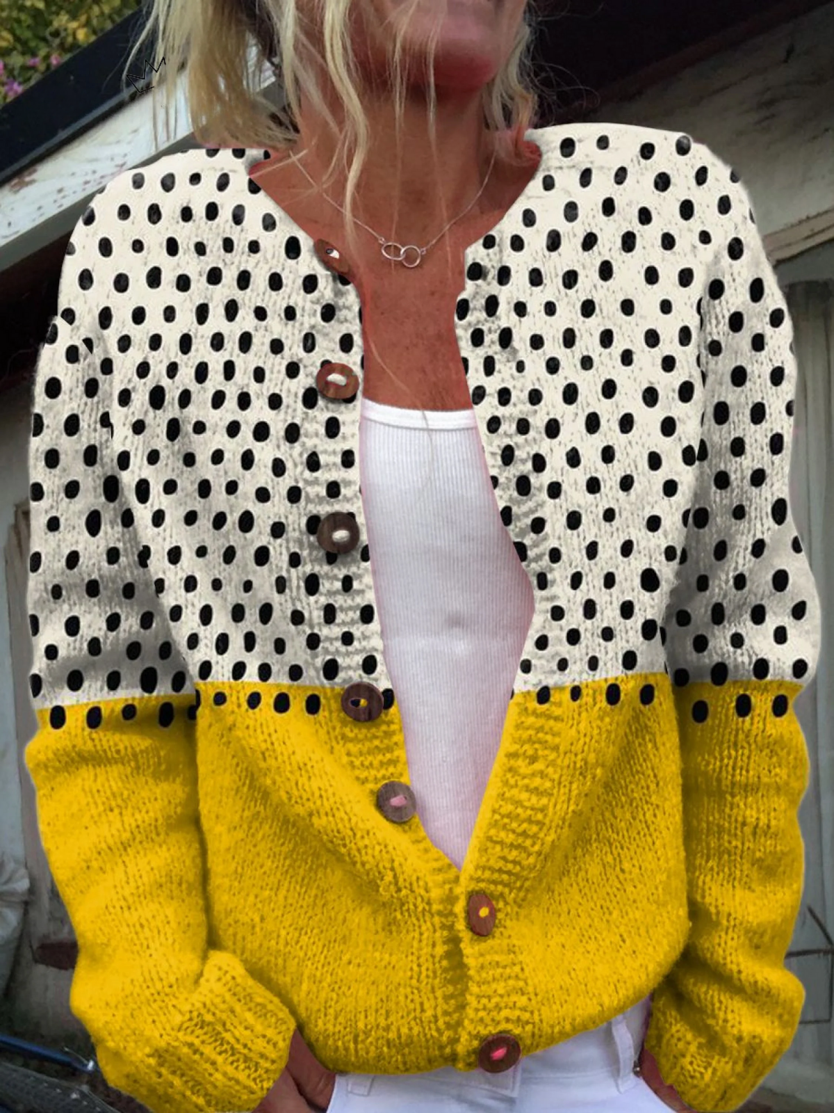 Monique | Gelbe Strickjacke mit Polka-Dot-Muster und Knöpfen
