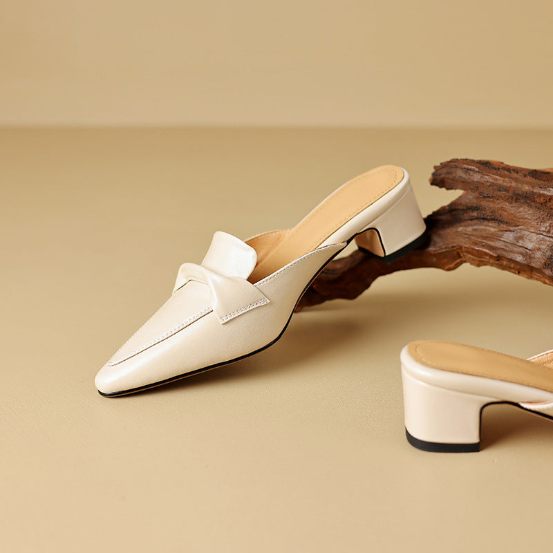 Marloe Spitz zulaufende Leder-Mules