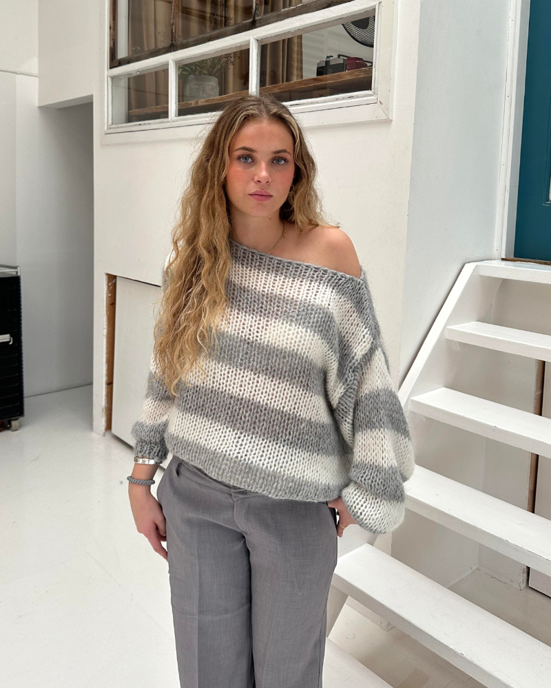 "Louisa | Gestreifter Strickpullover" can be rewritten as "Louisa | Streifenmuster Strickpullover".