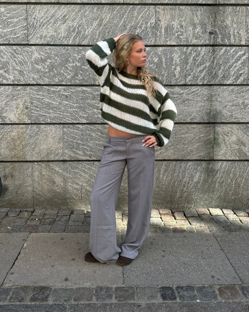 "Louisa | Gestreifter Strickpullover" can be rewritten as "Louisa | Streifenmuster Strickpullover".