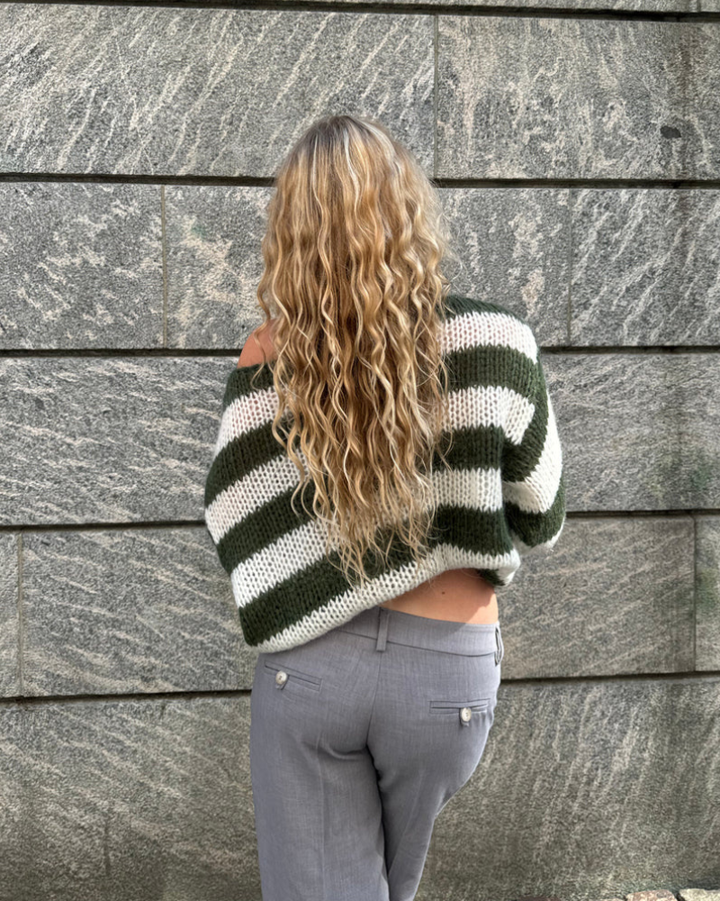 "Louisa | Gestreifter Strickpullover" can be rewritten as "Louisa | Streifenmuster Strickpullover".