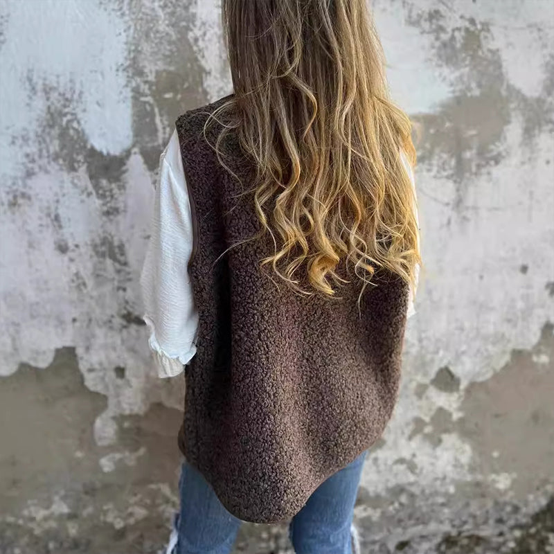 Julietta | Ärmelloser Cardigan mit Knöpfen und warmer Ausführung